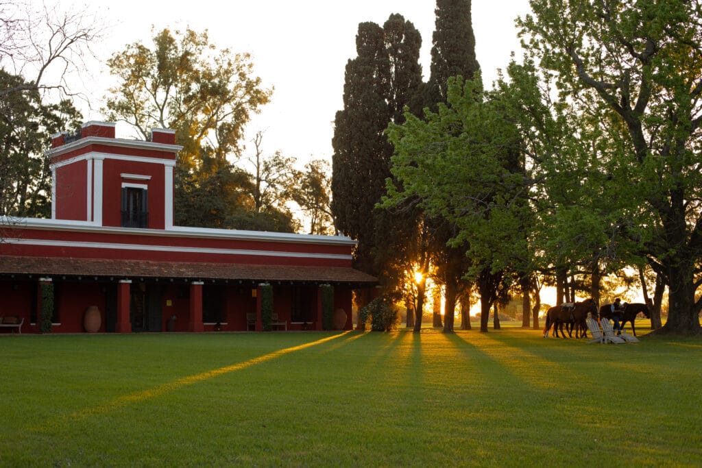 Estancia La Bamba building 1